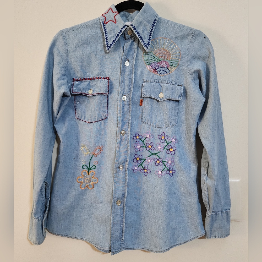 VINTAGE LEVI'S Light Wash Hand Embroidered Hippie Chambray Button-up Small